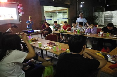 訢(xin)銘(ming)颺(yang)公(gong)司于10.25晚上擧(ju)行(xing)燒(shao)烤及(ji)傢(jia)人(ren)生(sheng)日晚(wan)會