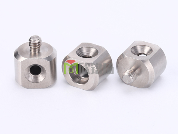 數(shù)(shu)控車(che)牀(chuang)加(jia)工(gong)鐵(tie)件