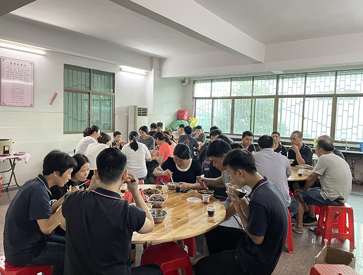 員(yuan)工聚(ju)餐(can)